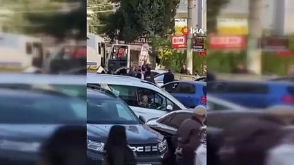 Trafik magandasını kendi elindeki sopayla dövdüler!