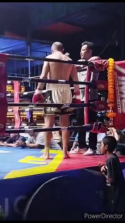 Armenian street fighter vs thai pro Muay Thai fighter. Full fight in Bangkok