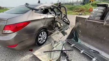 Ayvalık’ta Korkutan Kaza: İş Makinesiyle Otomobil Çarpıştı!