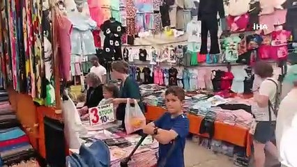 Otellerinden çıkan turistler minibüslerle akın akın bu pazara geliyor