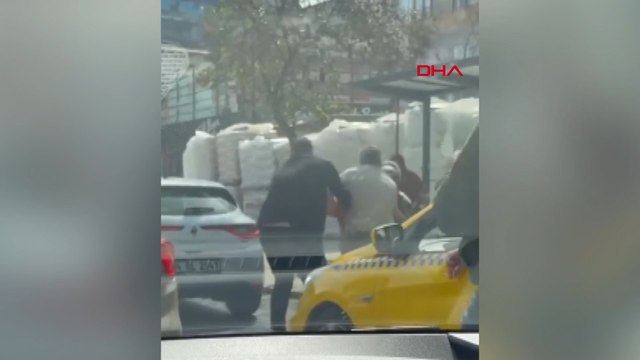 Sancaktepe'de sürücülerin yumruklu kavgası kamerada
