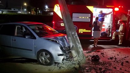 Poste fica pendurado após ser atingido por Polo na marginal da BR-277; condutor fratura o nariz
