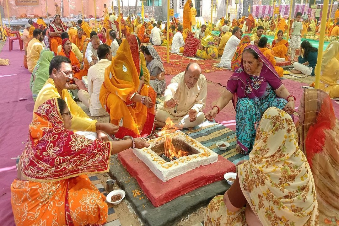 24 कुंडीय गायत्री महायज्ञ : विश्व कल्याण की भावना से हवन कुंड में अर्पित की आहुतियां