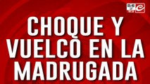 Impresionante choque y vuelco en Liniers: hay una persona herida