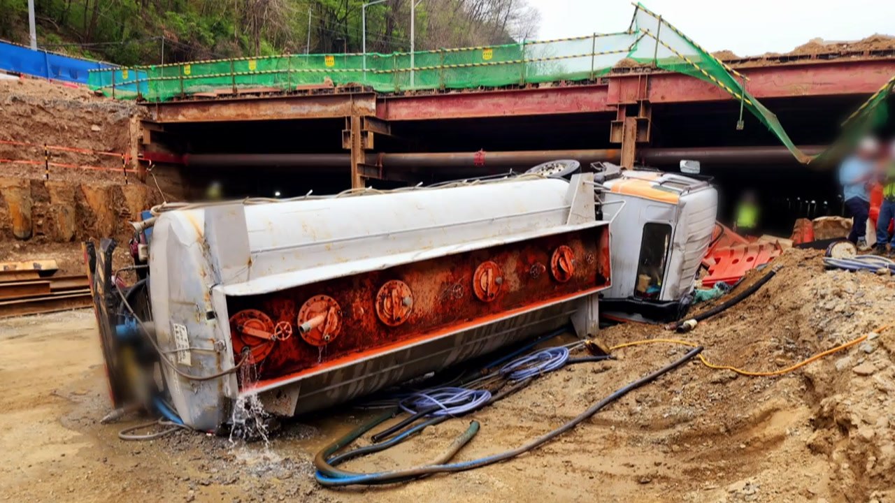 공사장에서 5m 아래로 추락한 물탱크차...1명 부상 / YTN