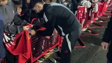 Bruno Fernandes menghabiskan waktu dengan pendukung Man Utd di luar Old Trafford, mengambil foto narsis dan menandatangani kaus, 2 jam setelah penuh waktu bermain 120 menit