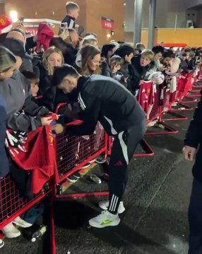 Bruno Fernandes menghabiskan waktu dengan pendukung Man Utd di luar Old Trafford, mengambil foto narsis dan menandatangani kaus, 2 jam setelah penuh waktu bermain 120 menit