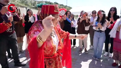 Hiç evlenmeyen 69 yaşındaki Emine ninenin kına gecesi hayali gerçek oldu