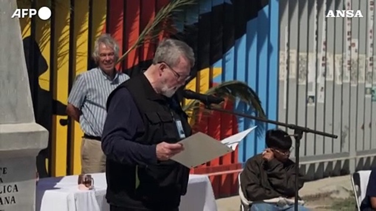 I migranti pregano per la Pasqua lungo il confine tra Messico e Usa