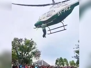 Drama bei Hochzeit: Mann klammert sich an Hubschrauber