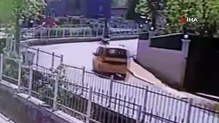 Taksi ile motosiklet kafa kafaya girdi! Korkunç kaza kamerada