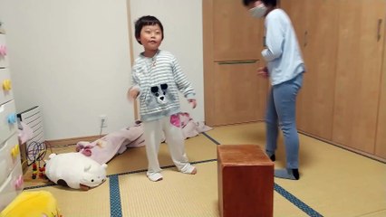 押した！落ちた！ペルーの打楽器カホンの使い方とは違うけどなんだかんだで楽しそうな4歳児男の子（発達障がい（知的障害）-自閉性スペクトラム症）