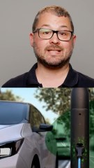 ¿Por qué en España no vemos coches eléctricos enchufados a las farolas?