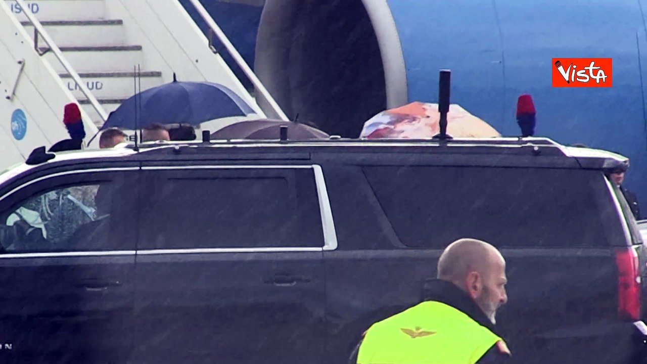 JD Vance atterra a Ciampino, il vicepresidente Usa scende scaletta Air Force Two con moglie e figli