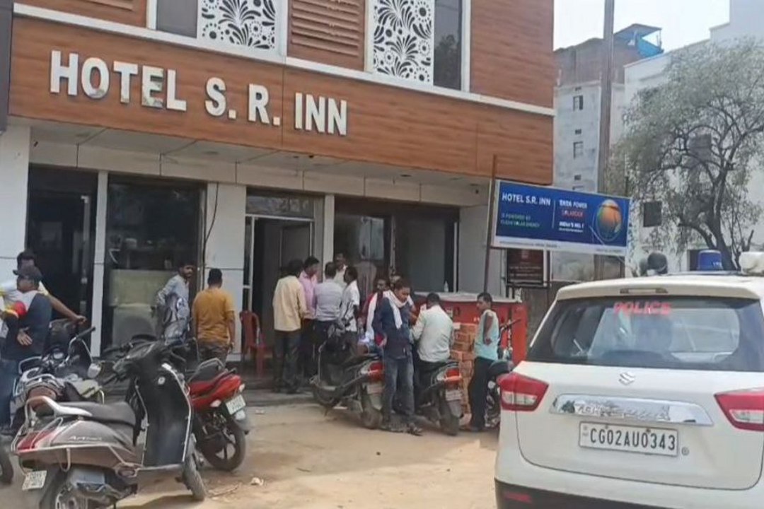 Commits suicide: होटल के कमरे में फांसी के फंदे...