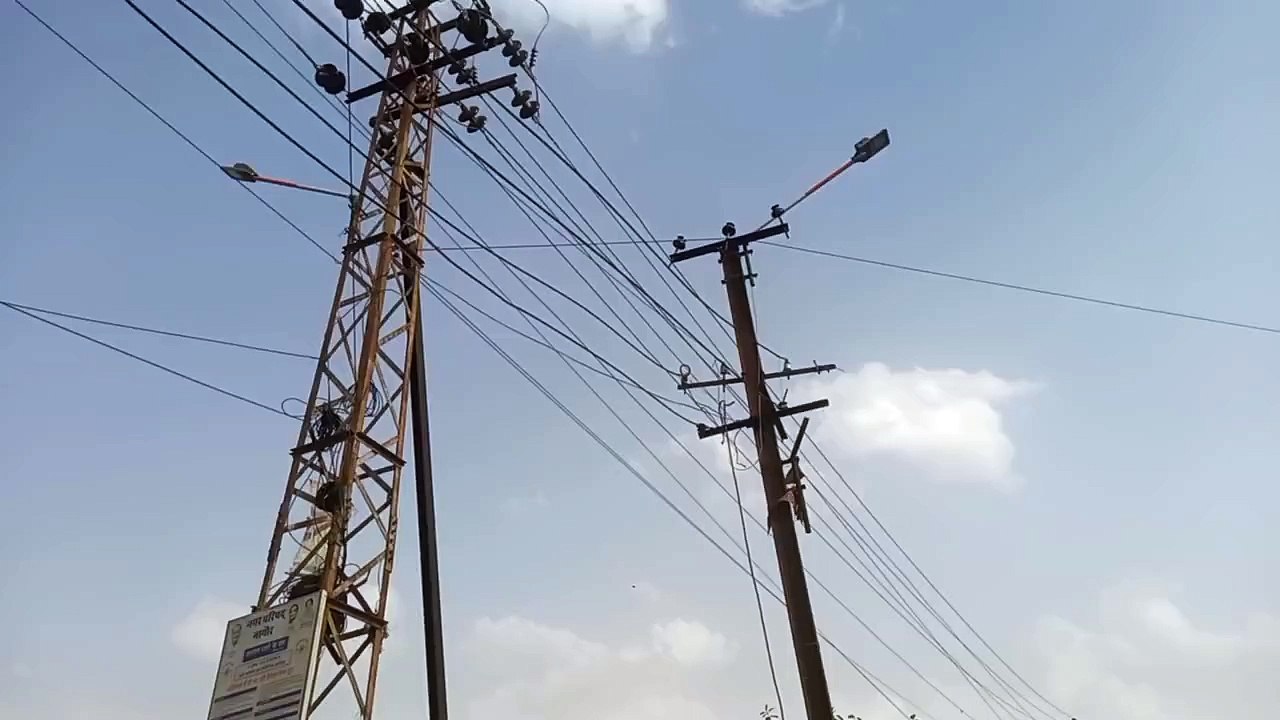 औसत गुणवत्ता के ट्रांसफार्मर-बिजली के तार रखरखाव के नाम पर कटौती की खोल रहे  पोल