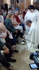 Padre Mario Rolando Tenti y su realización del tradicional lavado de pies