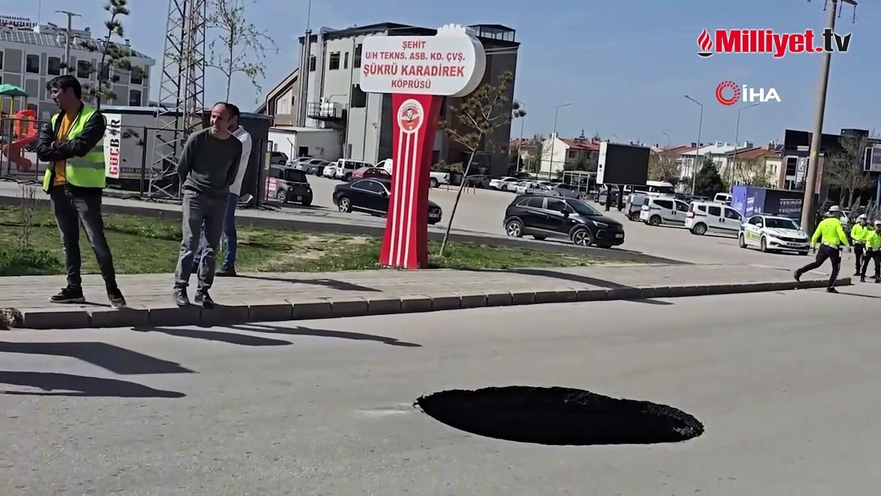 Kentte büyük panik! Yol bir anda çöktü, dev çukur dehşete düşürdü