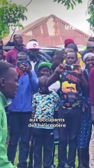 Un homme s'accroche aux patins d'un hélicoptère