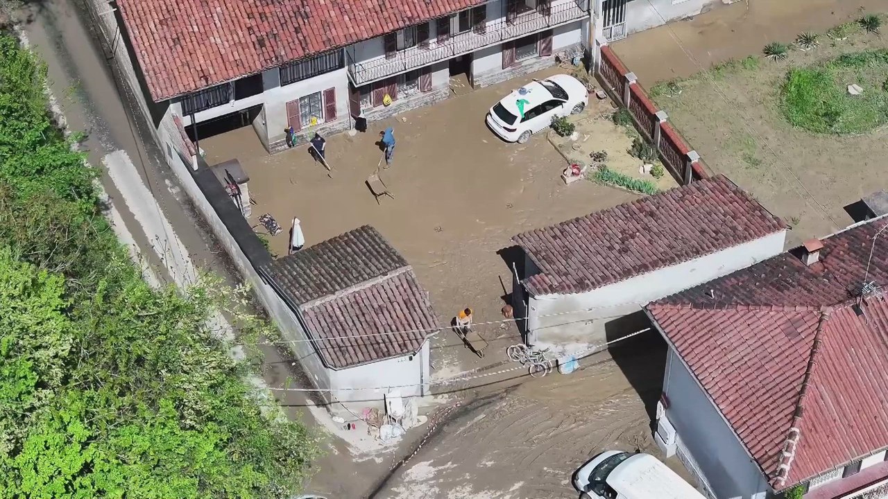 Vecinos trabajan para arreglar los destrozos tras las inundaciones en el norte de Italia