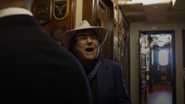 Al Bano sulla nave scuola Amerigo Vespucci a Taranto: a sorpresa intona la celebre canzone «Nel Sole»