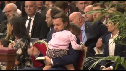 Vance a San Pietro con la famiglia per il rito del Venerdì Santo