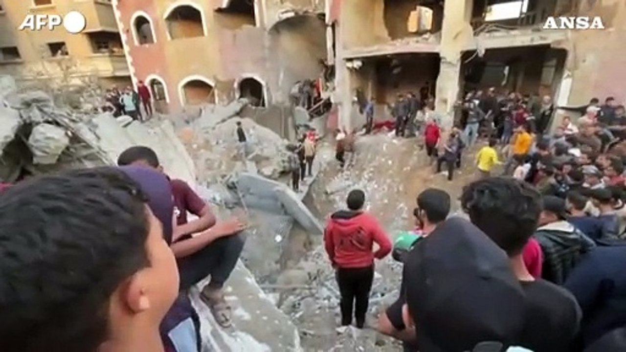 Gaza, i soccorsi dopo un attacco israeliano su Jabalia