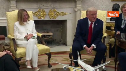 Meloni indica a Trump il direttore di Vista e scherza: “Lui è il peggio”