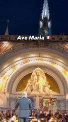 Andrea Bocelli conmueve al cantar el “Ave María”