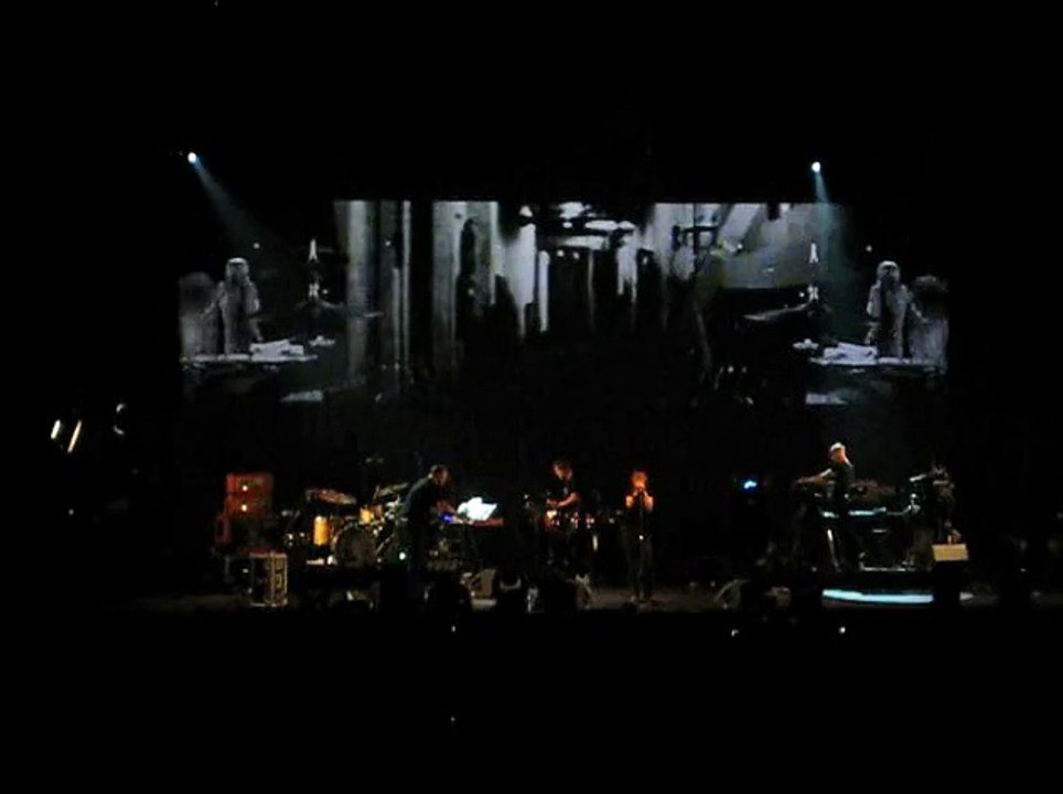 Portishead - Machine Gun LIVE (LIVE Paris Le Zénith 2008)
