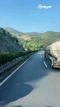 There are Chinese girls driving, she is also a big girl, so like and share it, right?