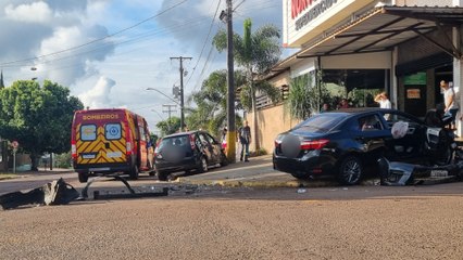 Pancada! Grave acidente entre carros é registrado no Bairro Santo Onofre