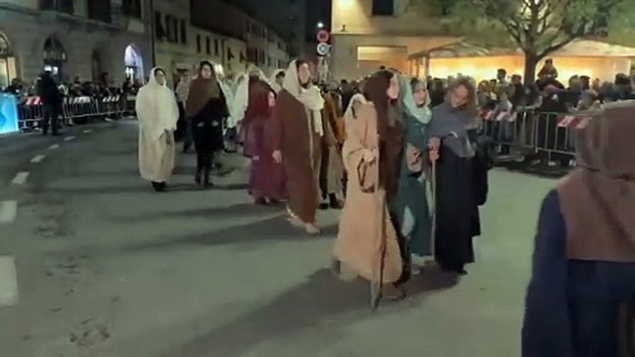 La Via Crucis di Grassina, in provincia di Firenze: torna la tradizione, folla per la rappresentazione