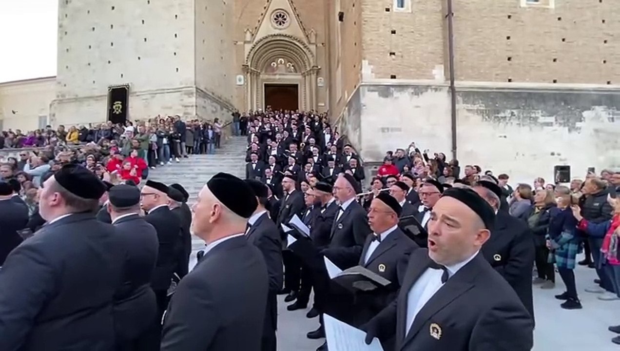 Chieti - Processione del venerdì santo. Il corteo esce dalla cattedrale di San Giustino (18.04.25)