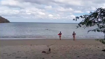 ext-Mujer casi se ahoga en playa Cuajiniquil por tratar de atrapar bola de playa-180425