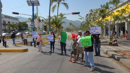 Familiares de Vicente bloquean avenida Francisco Medina Ascencio para exigir justicia