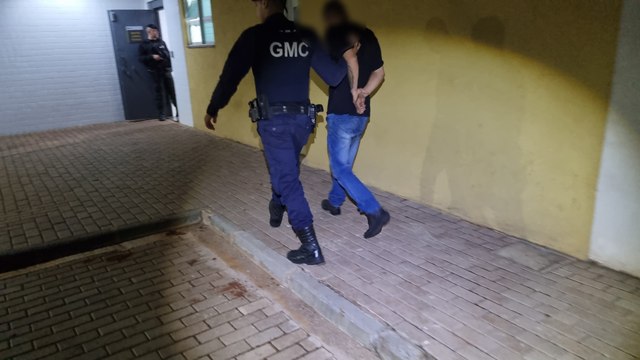 Rapaz é preso com placa de moto adulterada e drogas no Bairro Periolo