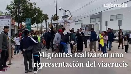 Migrantes realizan viacrucis simbólico en Tijuana