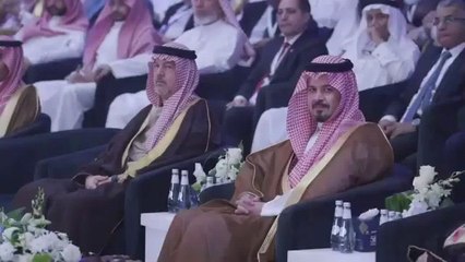مفتی محمد تقی عثمانی (حفظہ اللہ )مدینہ منورہ میں "ندوۃ البركة 45 للاقتصای الاسلامی "کی مجلس سے خطاب کر رہے ہیں۔
