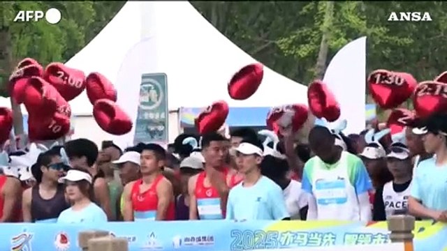 Pechino, al via la prima mezza maratona mondiale con robot umanoidi