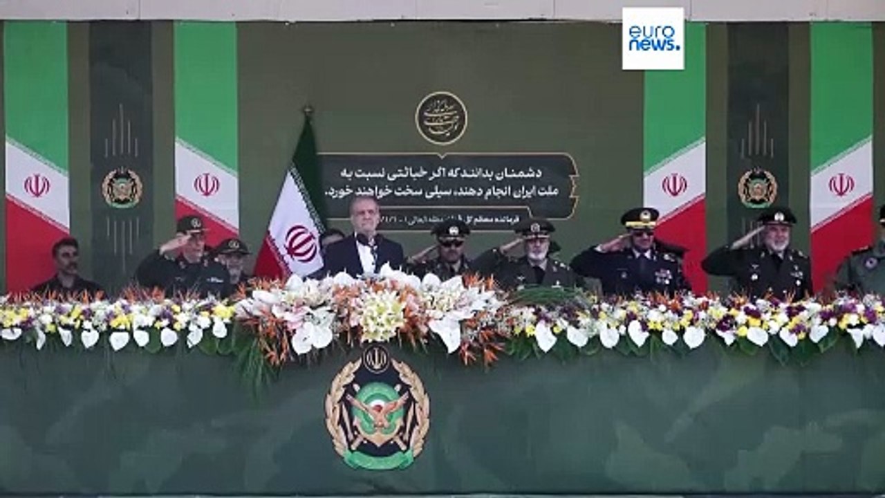 استعراض عسكري في طهران بمناسبة "يوم الجيش" وبزشكيان يشيد بالتقدم التكنولوجي لإيران