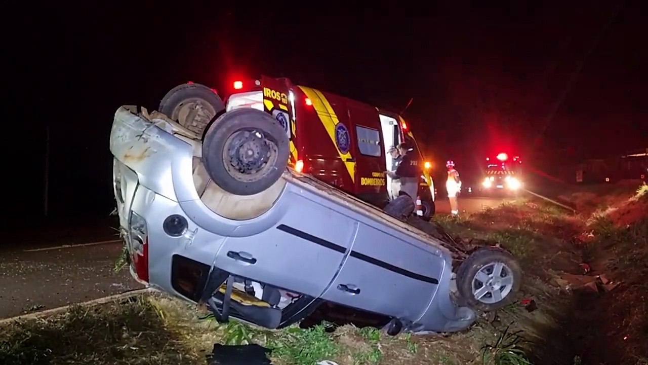 Fiesta capota várias vezes e deixa dois jovens feridos na BR-467 em Cascavel