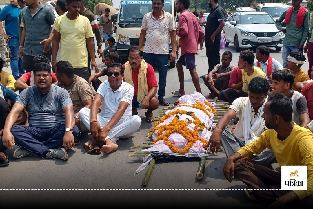 कांग्रेसी और ग्रामीणों ने NH पर शव रखकर लगाया जाम