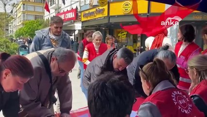 CHP'nin imza kampanyasında duygu dolu anlar! İmamoğlu'nun fotoğrafını öpen kadın: Bu benim oğlum!