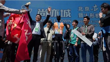 Çinli robotlar ilk kez yarı maratonda insanlarla koştu