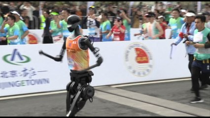 La prima mezza maratona al mondo per robot umanoidi a Pechino