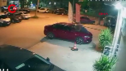 Otomobilin üzerinde zıplayıp, park halindeki araçlara zarar verdi