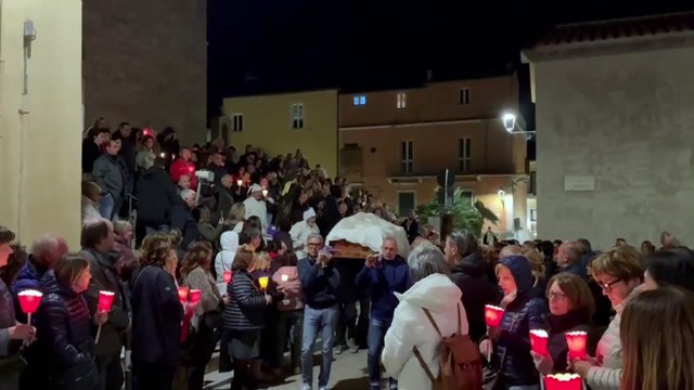 A Olbia il rito solenne di S'Iscravamentu : il racconto, la deposizione della croce, la processione al centro storico