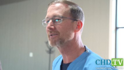 Ben Edwards, el polémico médico que trata a niños a pesar de saber que tiene sarampión