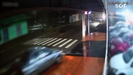 Corsa colide contra poste e motorista fica ferido no bairro São Cristóvão